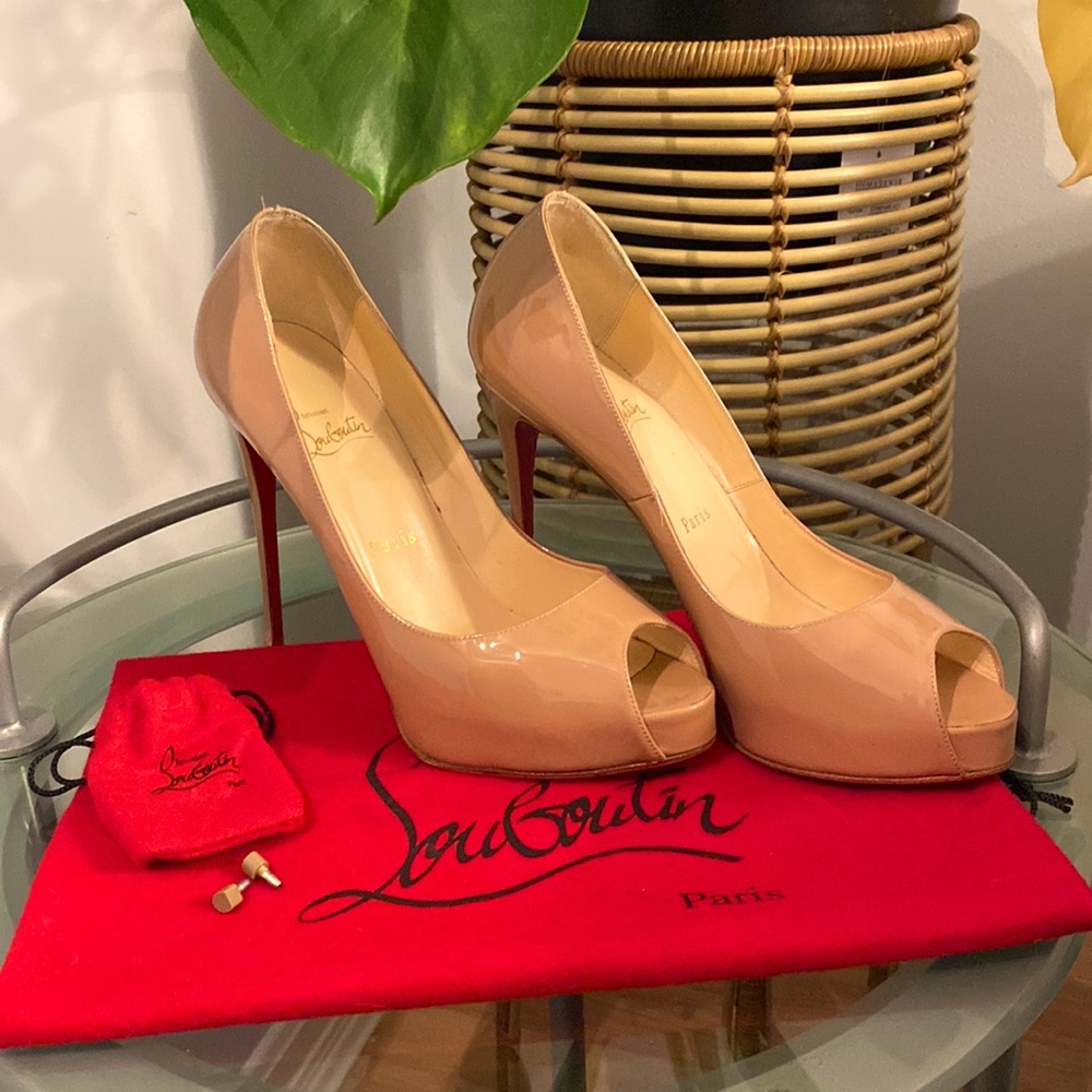 Christian louboutin nude patent pump heels